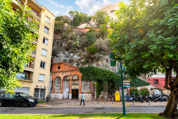 Obraz premium View of Castle Hill and it's lookout terrace from the Promenade des Anglais on the French Riviera in Nice, France.