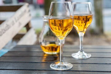Zwei Gläser Cidre auf Tisch von Restaurant
