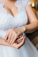 Obraz na płótnie Canvas the bride wears a wedding bracelet on her left hand