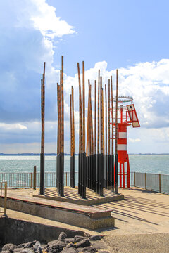 Windorgel mit Leuchtturm auf dem Nolledijk in Vlissingen , Zeeland,  Walcheren, Holland