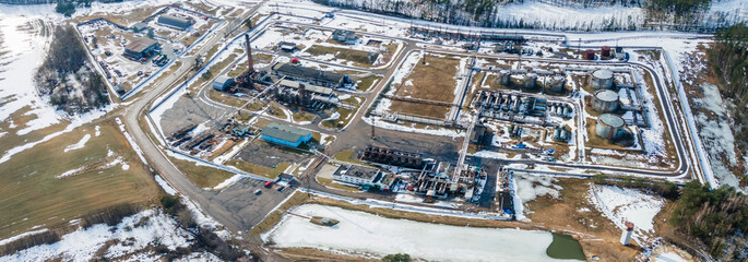 Obraz premium Aerial drone image of street asphalt factory company. Industry bitumen storage from above. Production of bitumen. Petrochemical industry concept.