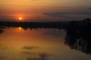 Fototapeta na wymiar beautiful view of the lake at the sunset