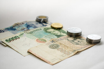 Banconete della lira e monete