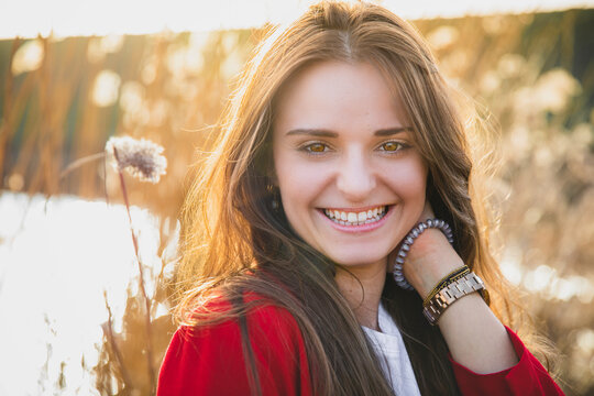 Une superbe brune avec des yeux magnifiques et le sourire au coucher du soleil