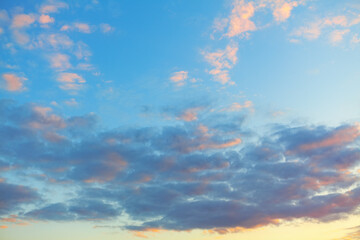 Obraz premium Firmament with fantastic clouds early in the morning 