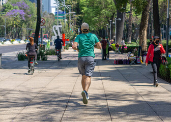 Hombre corriendo en avenida paseo de la reforma