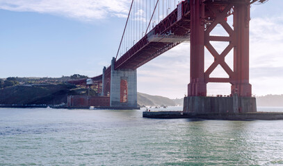 Vista desde un barco en movimiento pasando por debajo del Golden Gate Bridge en San Francisco, California, Estados Unidos de America.
