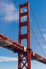 Vista desde un barco en movimiento pasando por debajo del Golden Gate Bridge en San Francisco,...