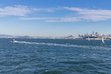 Ciudad de San Francisco, California, Estados Unidos de America desde un barco en movimiento..