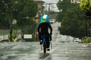 Obraz premium Ciclista Andando na chuva nas ruas de macapá Amapá