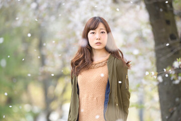 満開の桜　桜の背景　女性ポートレート