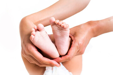 小さくてかわいい赤ちゃんの足の裏とママの手