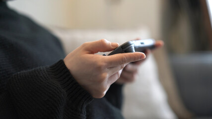 ゲームをする女の子