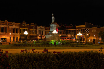 Lebanon TN square with General Robert Hatton statue