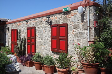 ヨーロッパギリシャロードス島の赤い窓の可愛い家