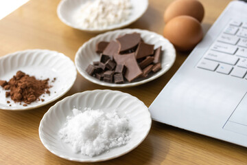 ノートパソコンを見てチョコレート菓子を作るイメージ