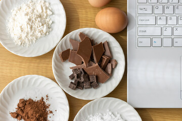 ノートパソコンを見てチョコレート菓子を作るイメージ