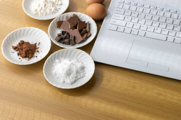 ノートパソコンを見てチョコレート菓子を作るイメージ