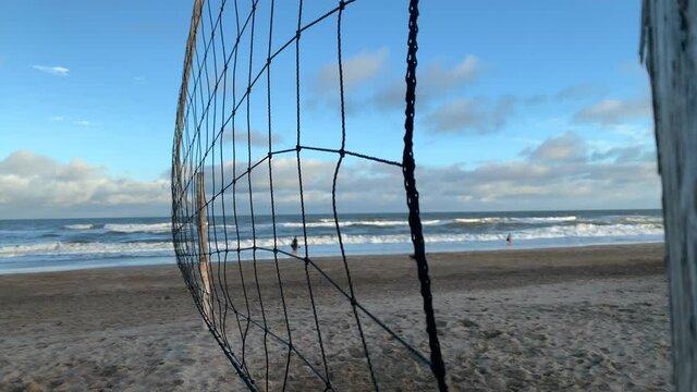 Red de voleibol contra el viento en la playa -  Wind volleyball net on the beach