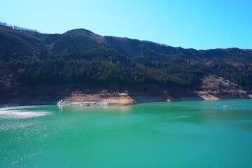 Naklejka premium 春先の静かなダム湖の景色