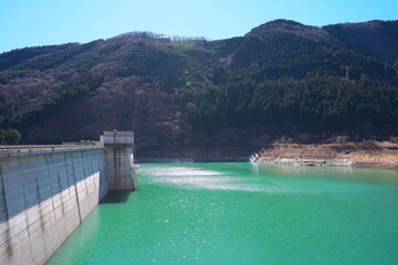 春先の静かなダム湖の景色