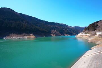 春先の静かなダム湖の景色