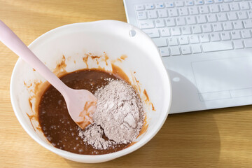 ノートパソコンを見てチョコレート菓子を作るイメージ