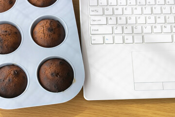 ノートパソコンを見てチョコレート菓子を作るイメージ