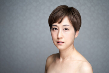 目元を押さえる中年の日本人女性 Wall Mural Wallpaper Murals Mapo