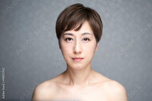 カメラ目線で真顔で見つめる中年の日本人女性 Wall Mural Mapo カメラ目線で真顔で見つめる中年の日本人女性 Wall Mural Mapo