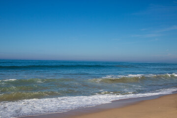 Fototapeta na wymiar Waves breaking on the beach of the Pacific Ocean in Lo de Marcos, Riviera Nayarit, Mexico.
