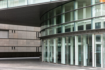 ガラス張りのビルの入り口