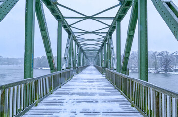 Alte Eisenbahnbrücke über die Ruhr bei Essen Kupferdreh im Schnee