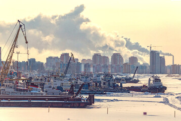 Fototapeta na wymiar View of the city and the port in winter early in the morning