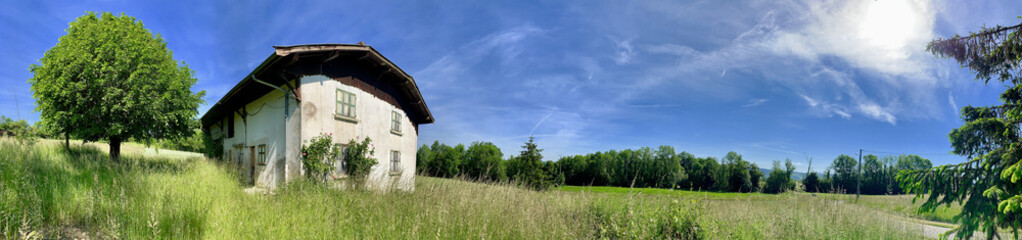 Fototapeta na wymiar vielle maison de campagne dans un champs