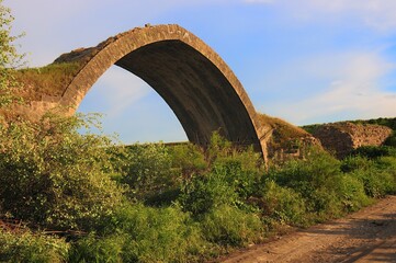 Tigris Bridge is located on the Syrian border with Turkey. The bridge was built in the 12th century. Some parts of the bridge have survived to the present day. Cizre, Sirnak, Turkey.