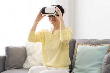 Obraz premium 家 VRゴーグルをつけた日本人女性