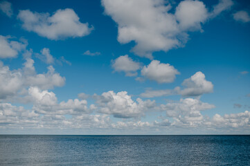Fototapeta na wymiar blauer Himmel mit Wolken über der schönen Nordseeinsel Sylt