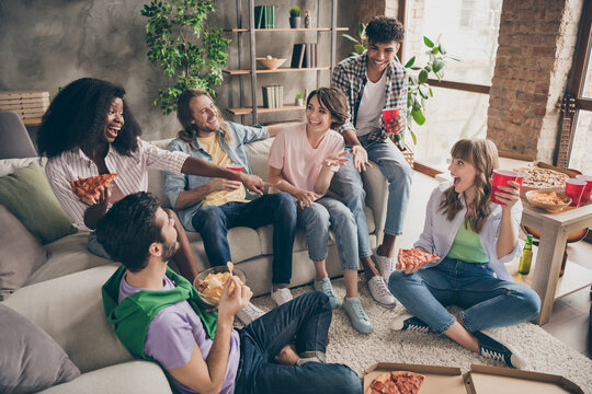 Photo portrait of students in hostel having party laughing joking after exams on weekend