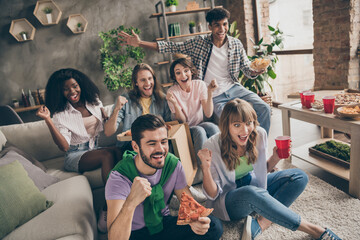 Photo portrait of students in hostel watching sport match cheering fan club eating pizza