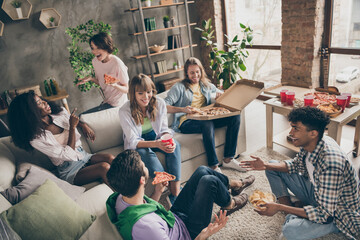 Photo portrait of students sitting in room talking at party eating pizza drinking beer communicating
