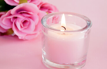 アロマキャンドルとピンクの薔薇の花