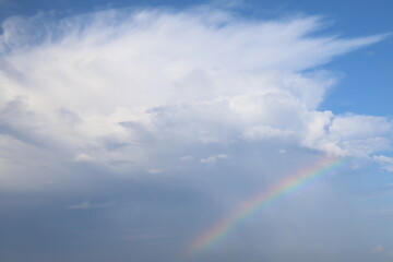 夏の積乱雲に架かる虹