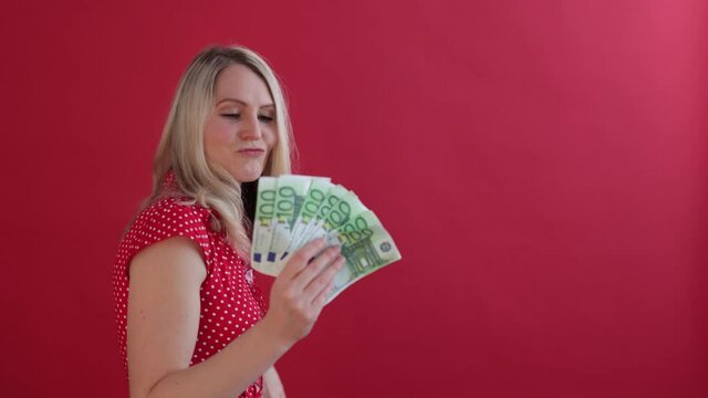 Frau freut sich &uuml;ber Geld