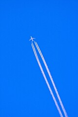 Kondensstreifen mit flugzeug