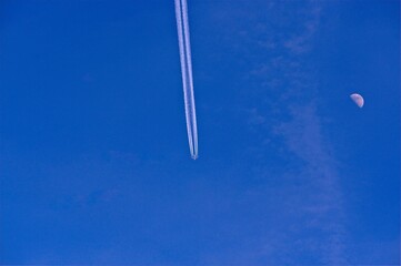 Kondensstreifen mit Mond