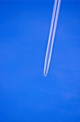 Kondensstreifen mit flugzeug