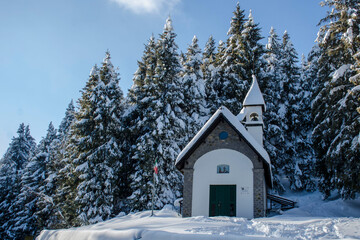 chiesetta in mezzo al bosco con la neve