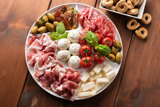 Piatto di prosciutto, mozzarella, salame, pecorino e olive, Antipasto tipico italiano 