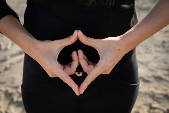 Yoni Mudra zur Meditation mit den H&auml;nden